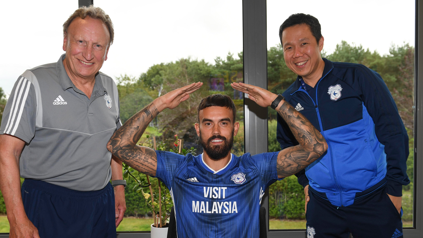 Cardiff, UK. 07th Aug, 2021. Marlon Pack #21 of Cardiff City under pressure  from Callum Styles #4 of Barnsley in Cardiff, United Kingdom on 8/7/2021.  (Photo by Mike Jones/News Images/Sipa USA) Credit