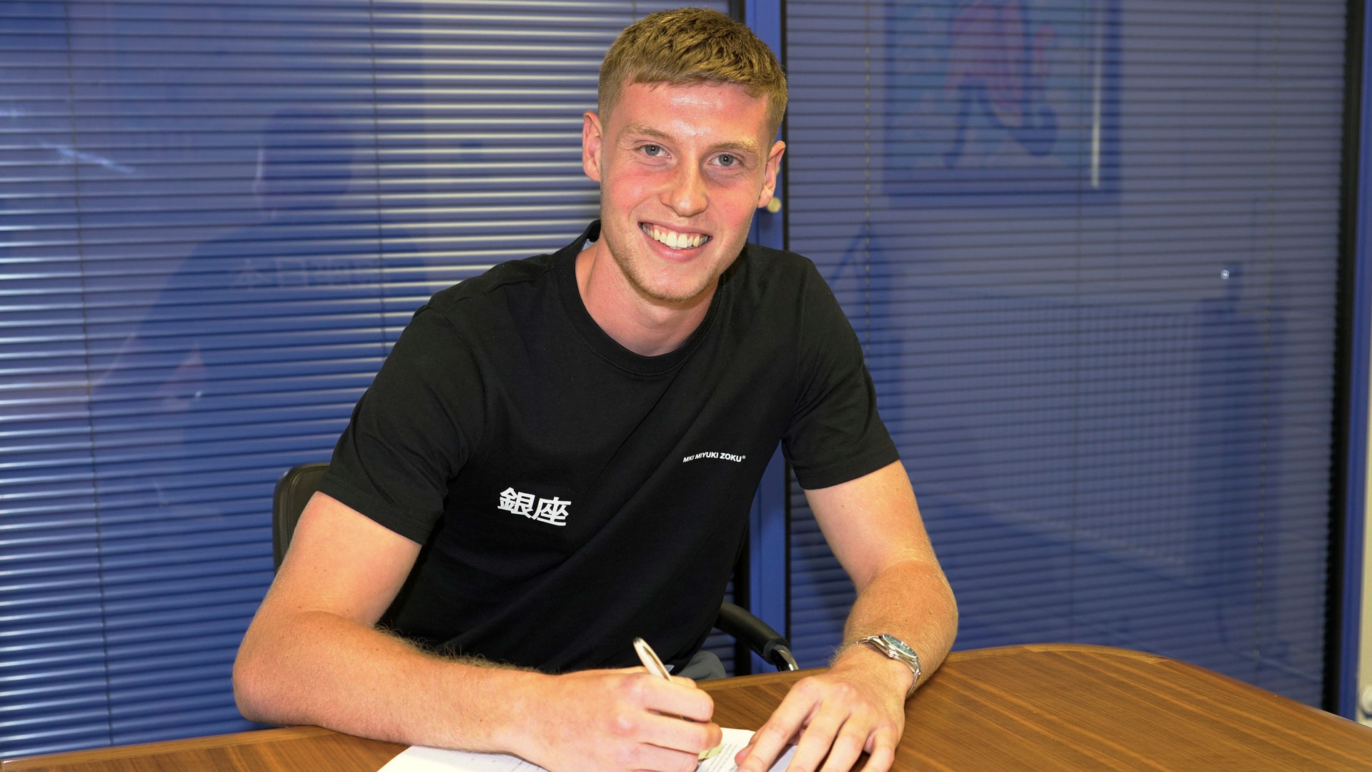 Mark McGuinness signs for the Bluebirds...