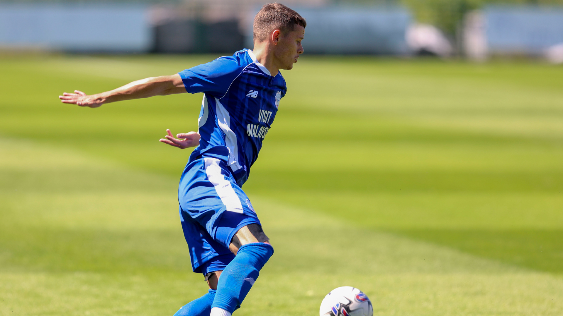 Cardiff, UK. 07th Aug, 2021. Marlon Pack #21 of Cardiff City under pressure  from Callum Styles #4 of Barnsley in Cardiff, United Kingdom on 8/7/2021.  (Photo by Mike Jones/News Images/Sipa USA) Credit