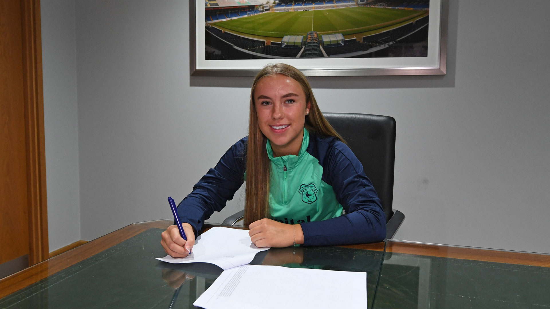 Seren Watkins signs a semi-professional contract with Cardiff City Women