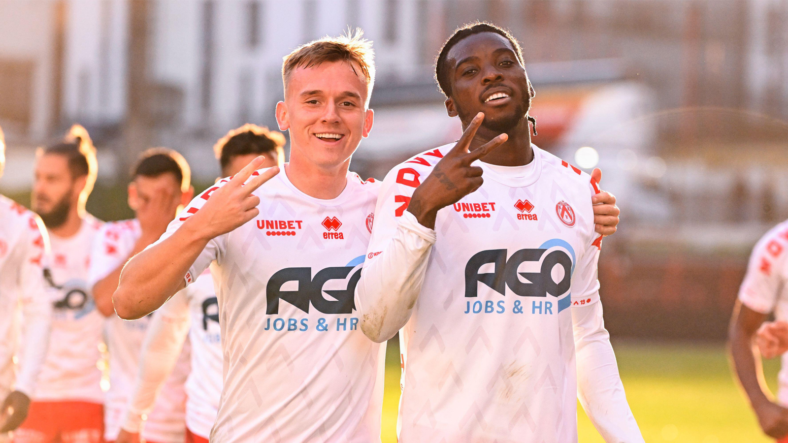 Isaak Davies, Sheyi Ojo