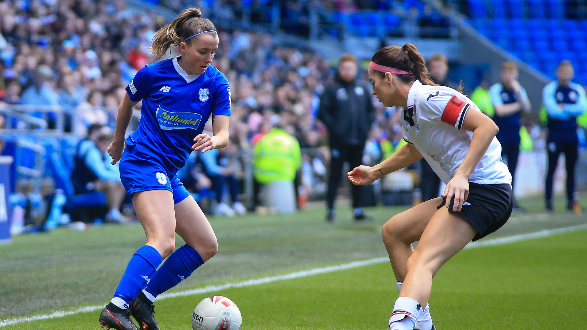 Lisa Owen in action for Cardiff City Women