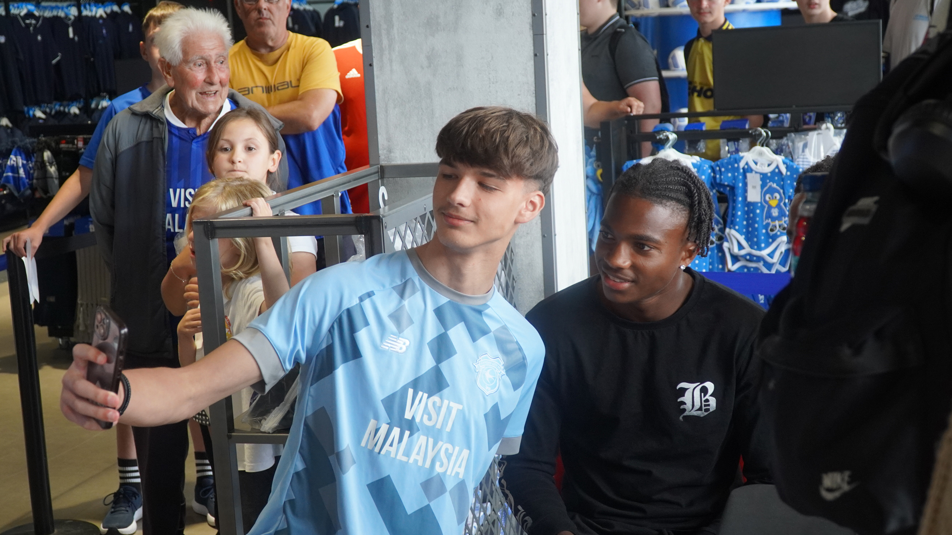 Tanatswa Nyakuhwa meets the City fans