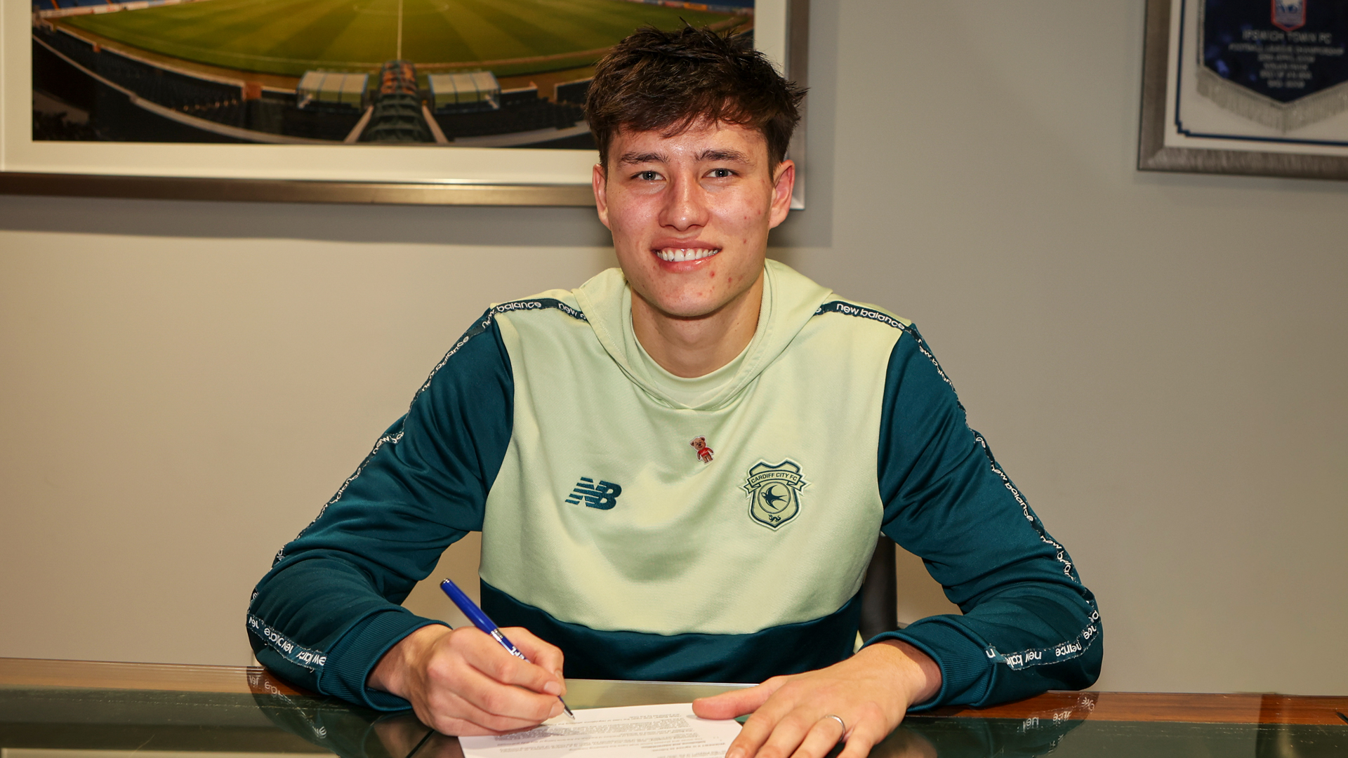 Rubin Colwill pens his new City contract