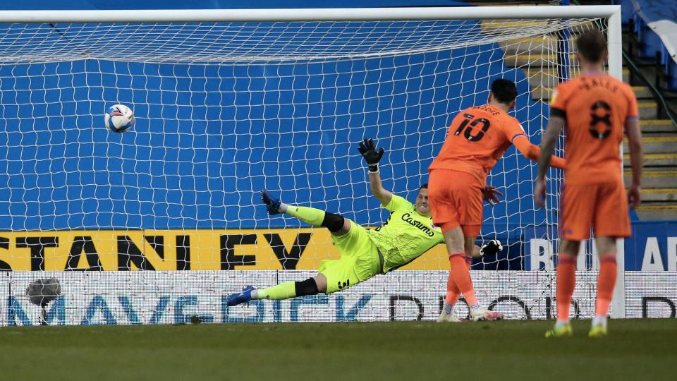 Kieffer Moore scores a penalty against Reading...