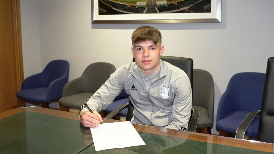 Cian Ashford signs his new contract at CCS...