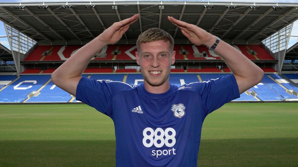 Mark McGuinness signs for the Bluebirds...