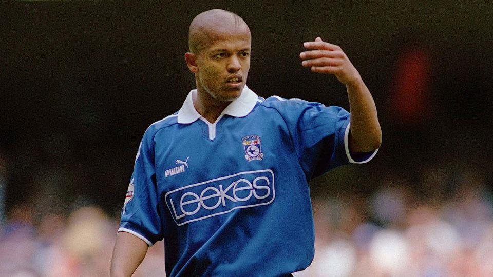 Robert Earnshaw in action for Cardiff City