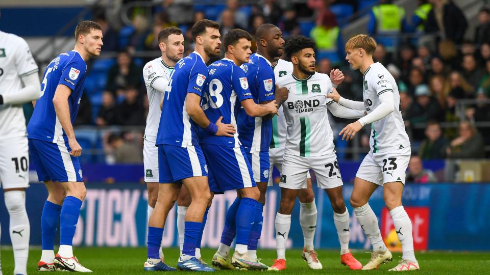 Mark McGuinness, Dimitrios Goutas, Perry Ng and Yakou Méïté await for a corner delivery