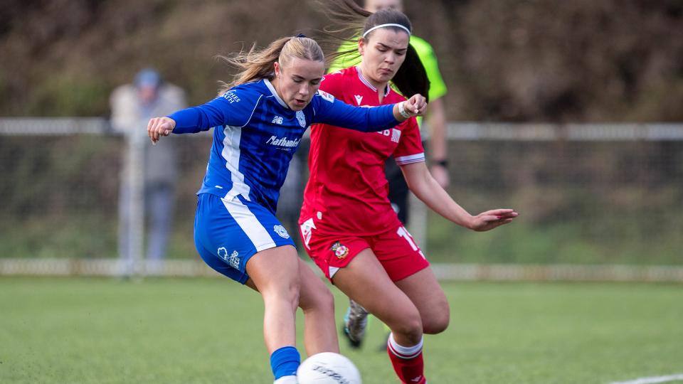 Seren Watkins in action for Cardiff City Women