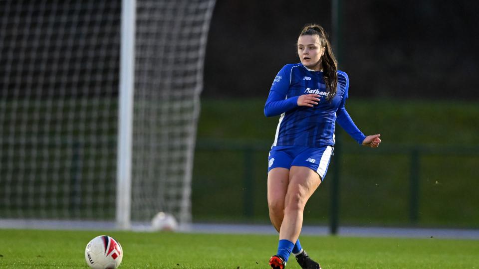 Hollie Smith in action for Cardiff City Women