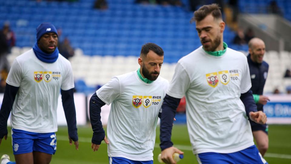 Manolis Siopis warms up