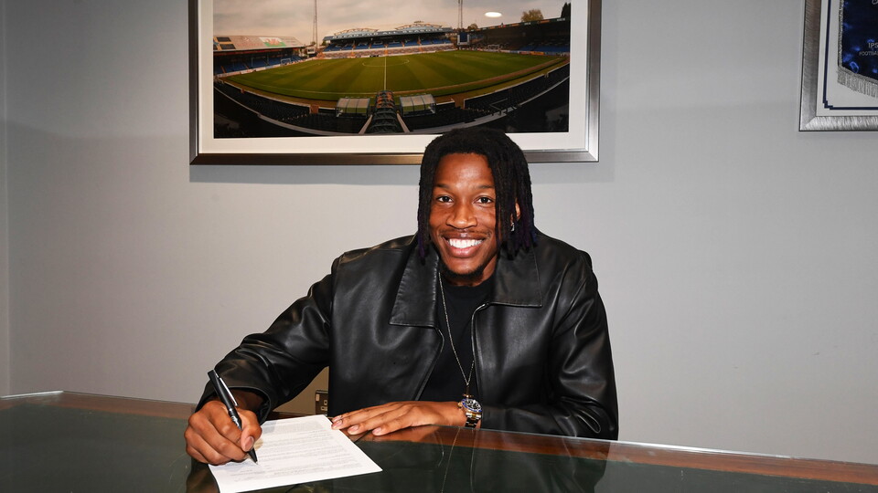 Gabriel Osho pictured signing his contract at CCS.