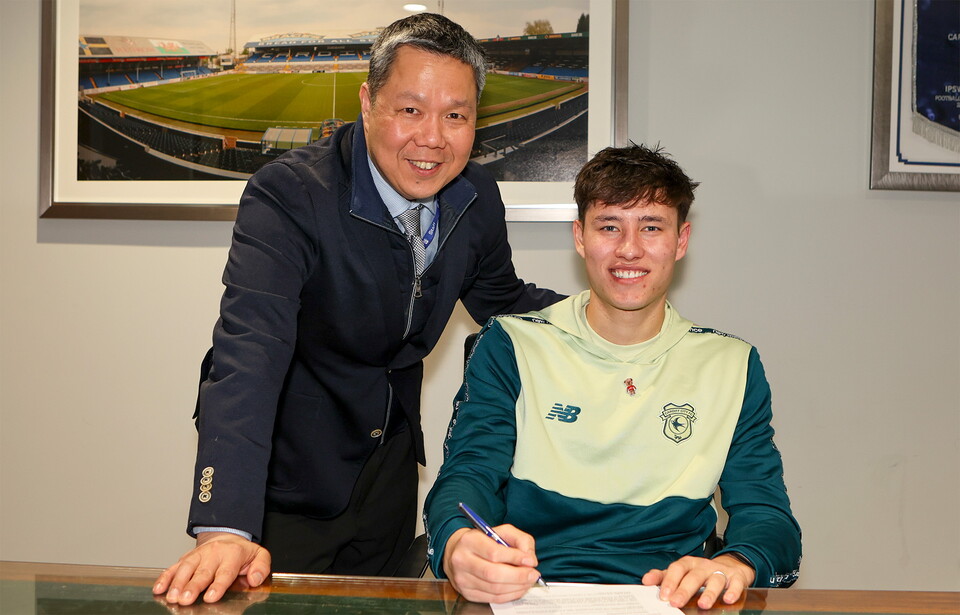 Rubin Colwill alongside Club CEO & Executive Director, Ken Choo.