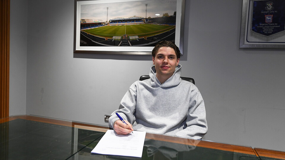 Cian Ashford has signed a new deal with Cardiff City.