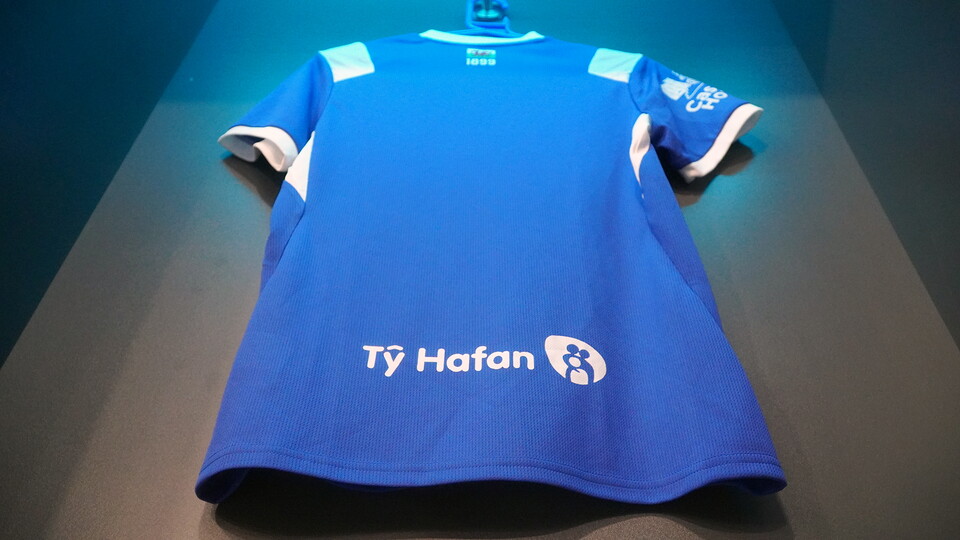 Ty Hafan logo adorns the back of a Cardiff City shirt.