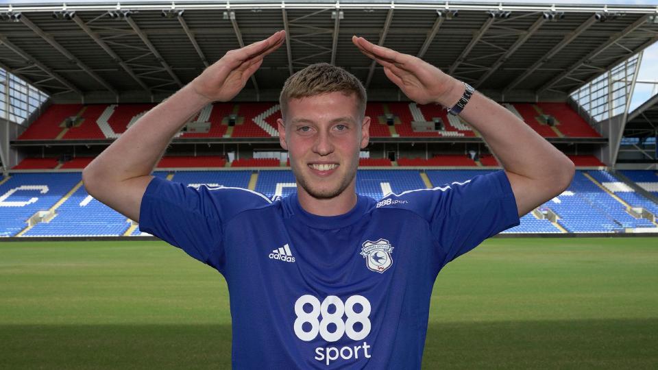 Mark McGuinness signs for the Bluebirds...