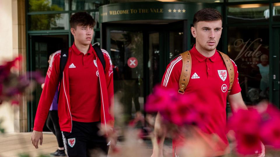 Rubin Colwill, Mark Harris